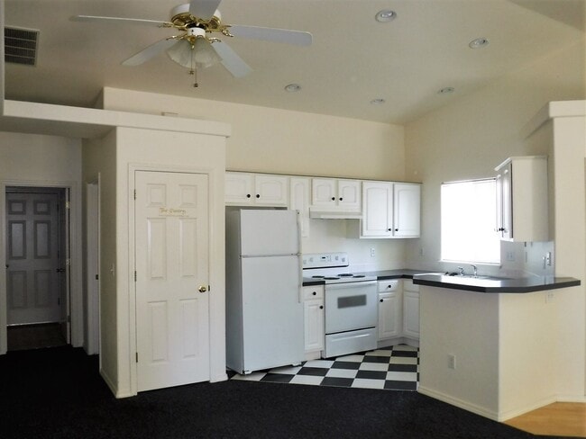 Building Photo - Adorable 2 bed 2 bath Town Home in a quiet...