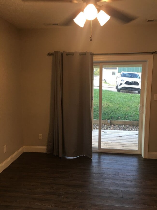 Building Photo - Three Bedroom Two Bath Home in the up and Coming Town of Hurricane