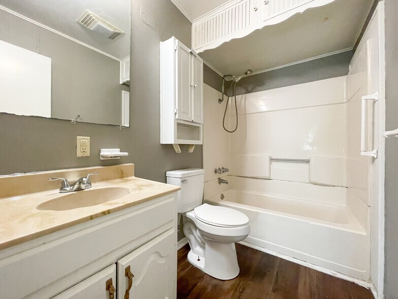 Building Photo - 1405 Guthrie Dr
