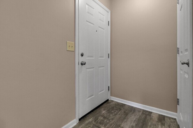 Building Photo - Beautifully Up0dated 1-bedroom, 1-bathroom...