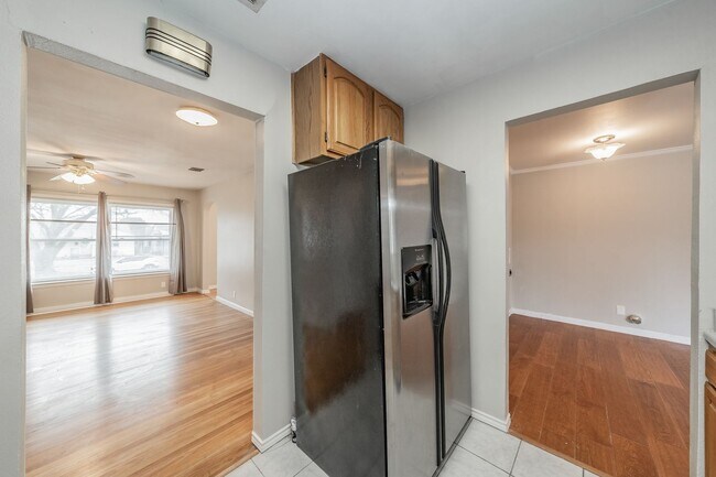 Building Photo - Updated home in Arlington Heights!