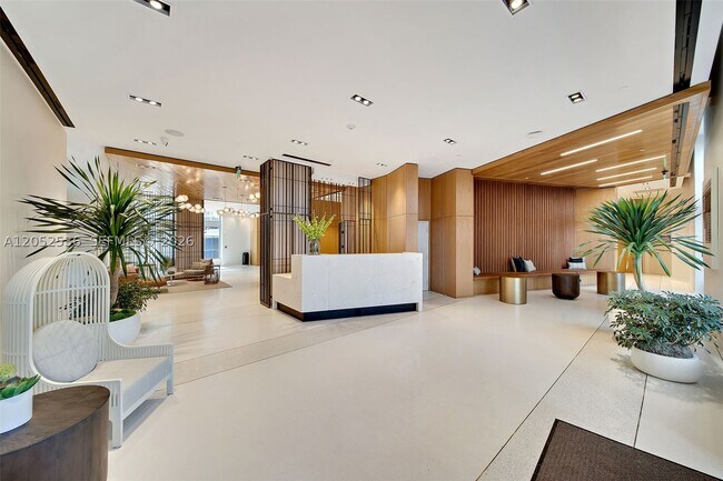 Building Photo - 1500 Bay Dr E