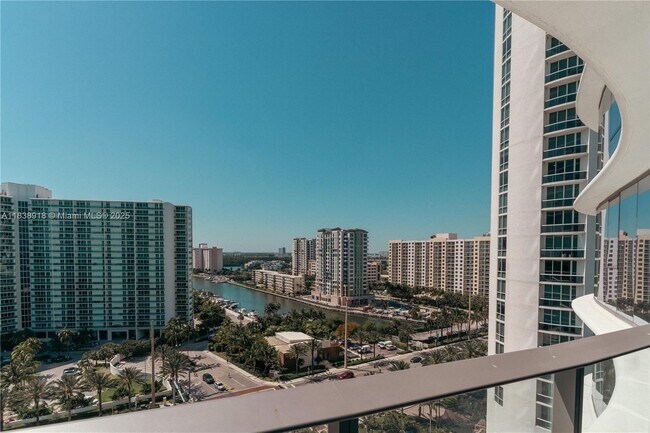 Building Photo - 15701 Collins Ave