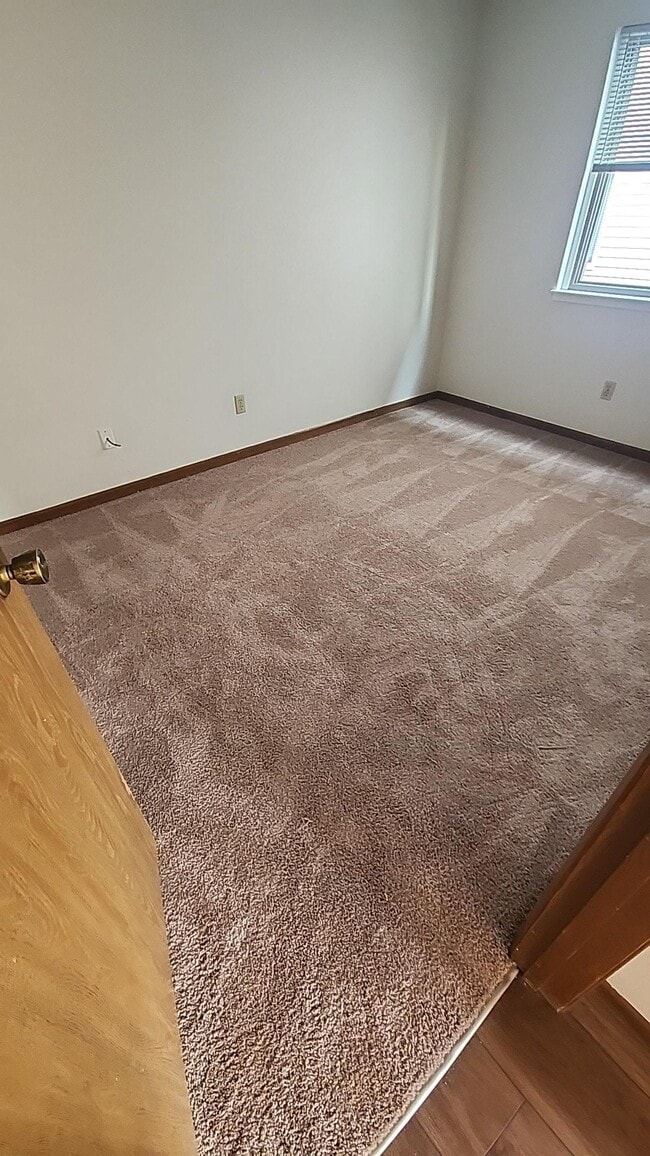 Building Photo - 418 S Van Buren St