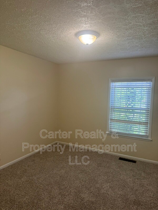 Building Photo - 3004 Lytle Dr