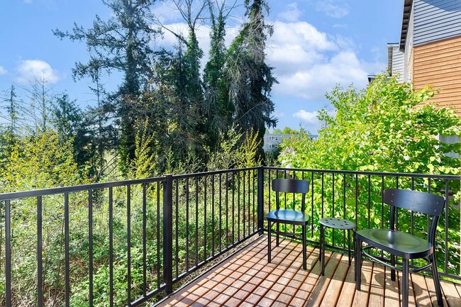 Building Photo - Modern 3 beds/ 2.5 bath townhouse in Kenmore!