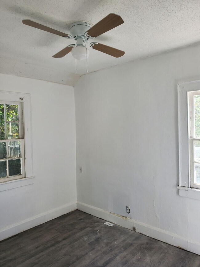 Building Photo - 20-20 Farragut St