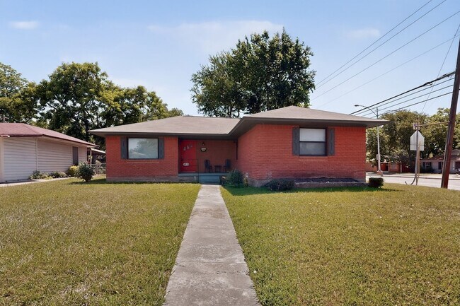 Building Photo - 2104 Hillburn Dr
