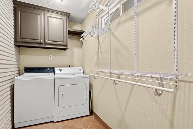 Building Photo - 405 James St