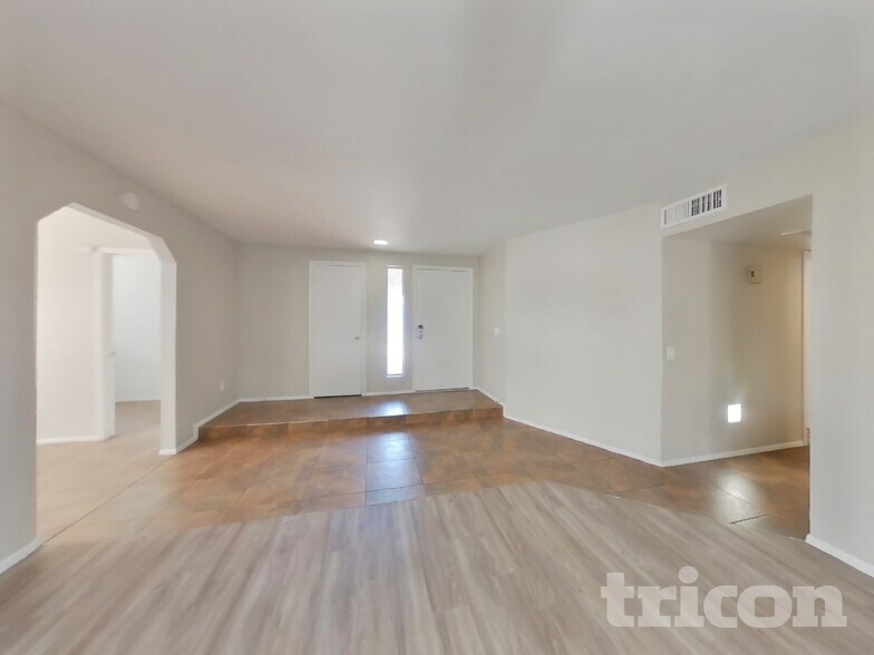 Building Photo - 570 W Myrna Ln