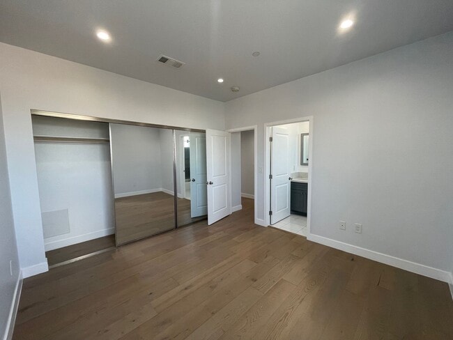 Building Photo - 2129