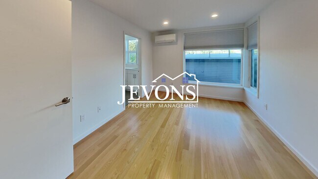 Building Photo - 5BR/4.5BA House in Seattle -- Available Now!