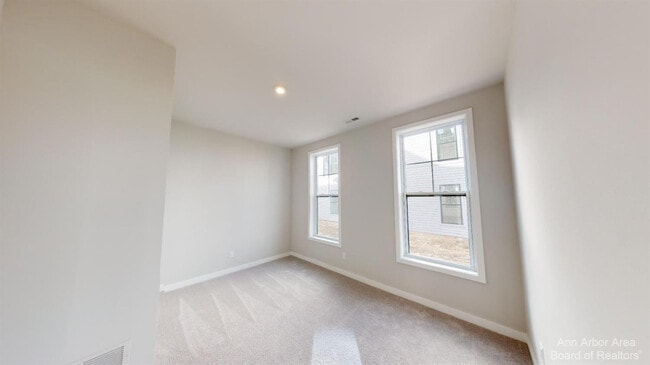 Building Photo - 2877 Rayfield Ave