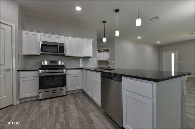 Building Photo - 552 Logwood Ave