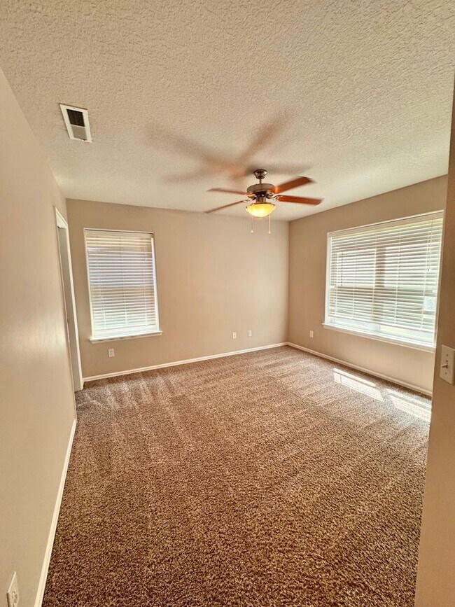 Building Photo - Beautiful Pet Friendly South Corvallis Home