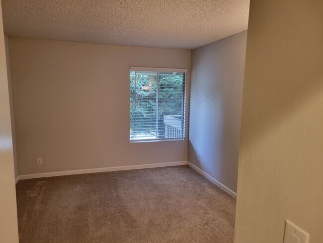 Building Photo - Spacious and Updated 1 Bedroom Convenientl...