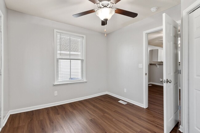 Building Photo - Charming 1 Bedroom, 1 Bath Home Minutes Fr...