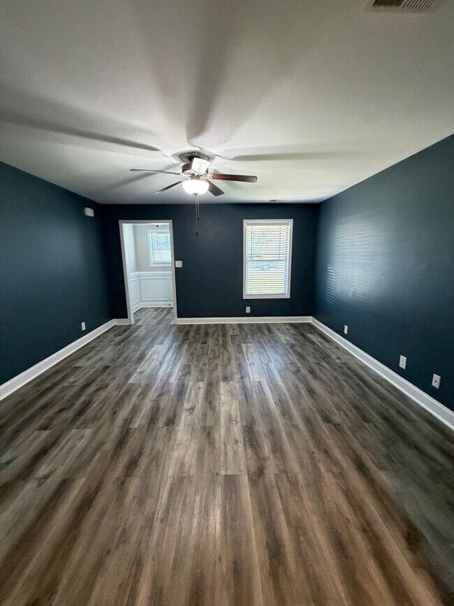 Building Photo - Large 4 Bedroom 2 1/2 Bath Pet Friendly Home For Rent!