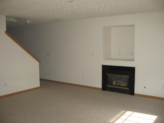 Building Photo - 8290 Mira St