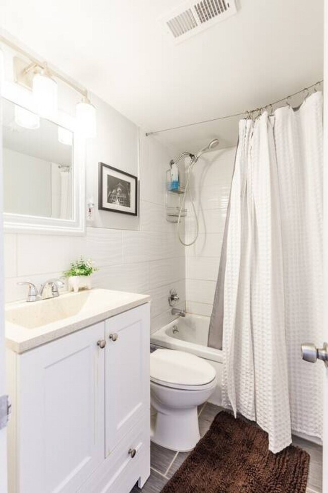 Building Photo - 1602 Mansfield St