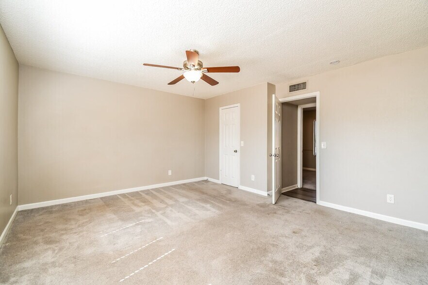 Building Photo - 664 S Robin Ln