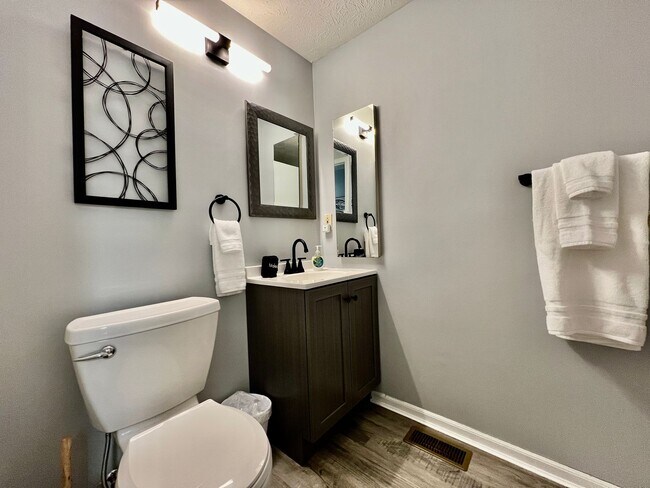 Building Photo - 6631 Pin Oak Ct