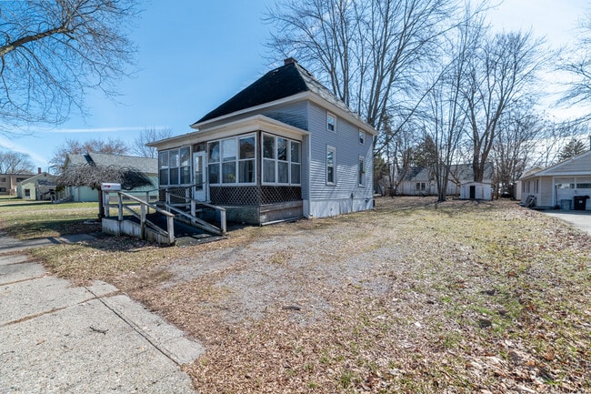 Building Photo - 1827 Gilbert St