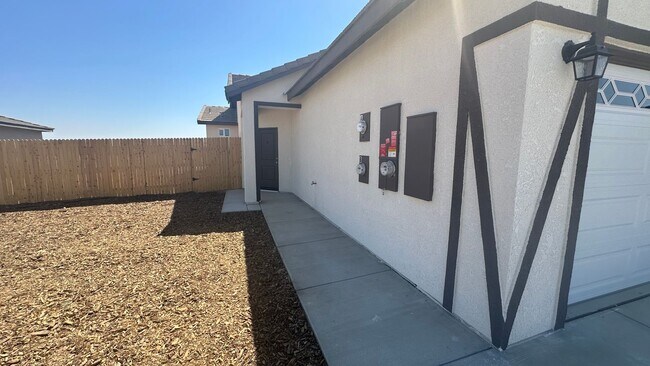 Building Photo - Coyote Run Duplexes 9004