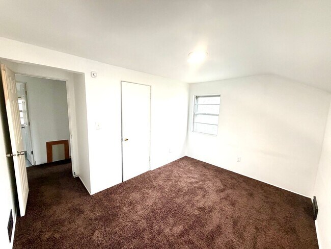 Building Photo - Fully Renovated 3-Bedroom Home in Flint!