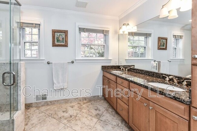 Building Photo - 3061 N Oakland St