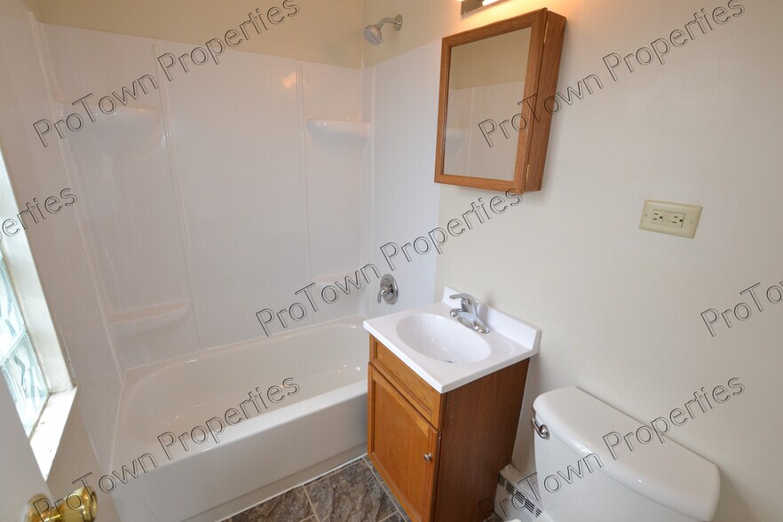 Building Photo - 226 N Broadway St