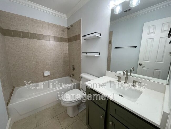 Building Photo - 652 Irwin St NE