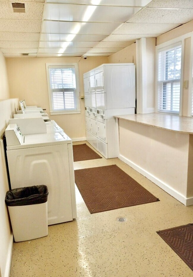 Building Photo - 1 bedroom/1 Bath, Furnished or Unfurnished available.