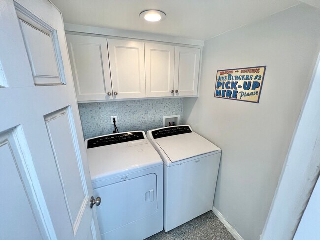 Building Photo - Peninsula Living just steps to the Beach - Garage included