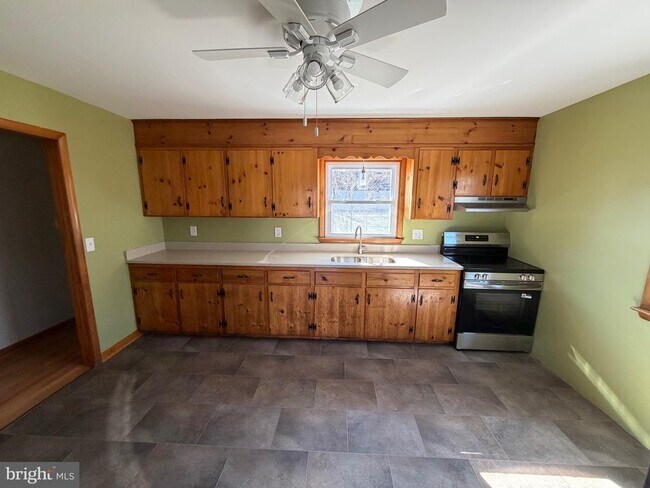 Building Photo - 18 N C and P Ln