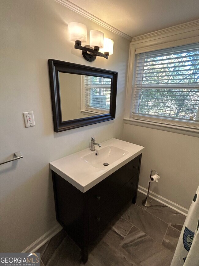 Building Photo - 116 Colonial Dr