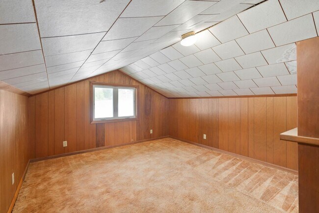 Building Photo - Quaint, inviting 4-bdrm/2-bath home in Cloverdale. Serene living, huge yard, covered patio