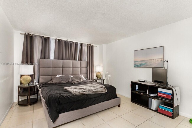 Building Photo - 3800 S Ocean Dr