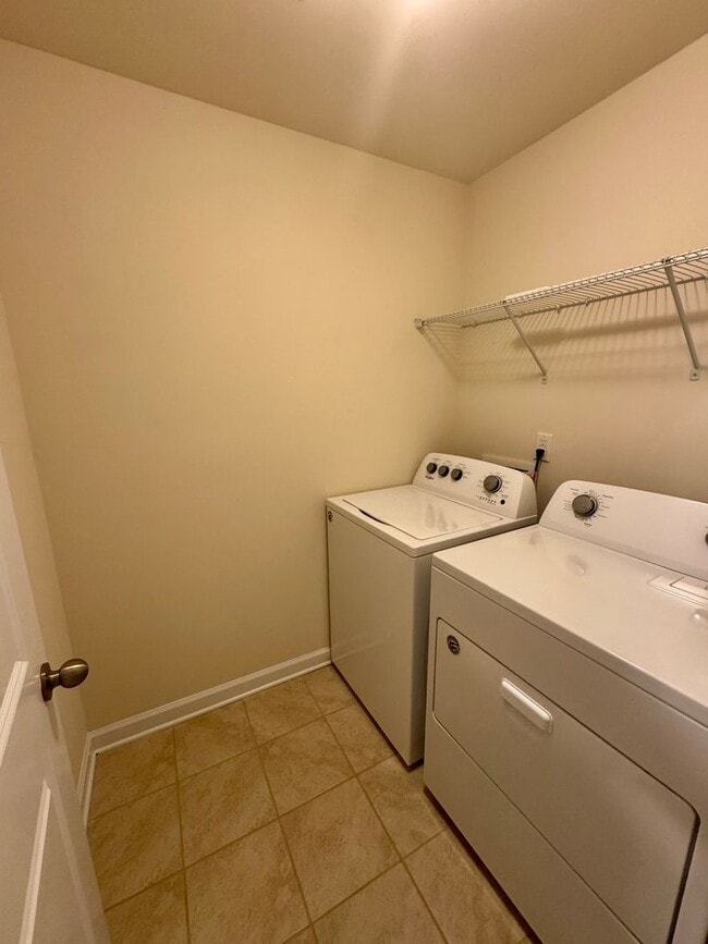 Building Photo - Beautiful Well Maintained Townhouse in Berewick