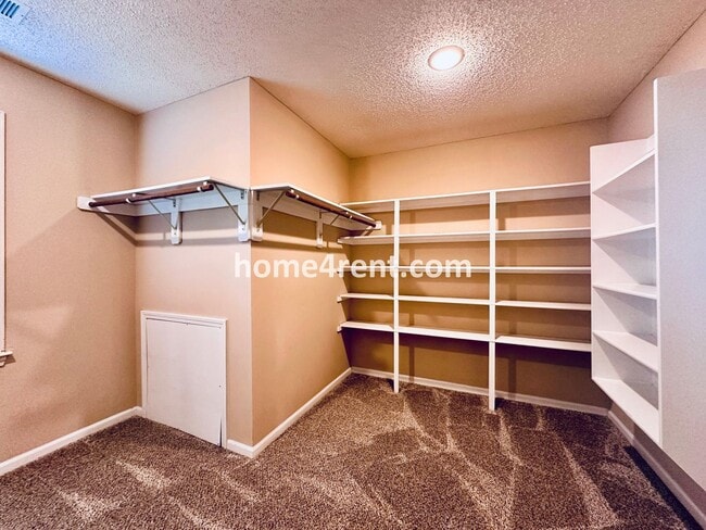 Building Photo - Beautiful, Spacious Home w/ Open Floor Pla...