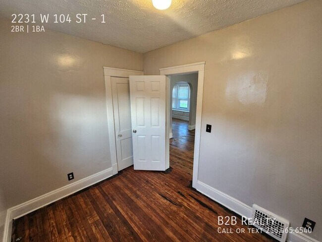 Building Photo - 2231 W 104th St