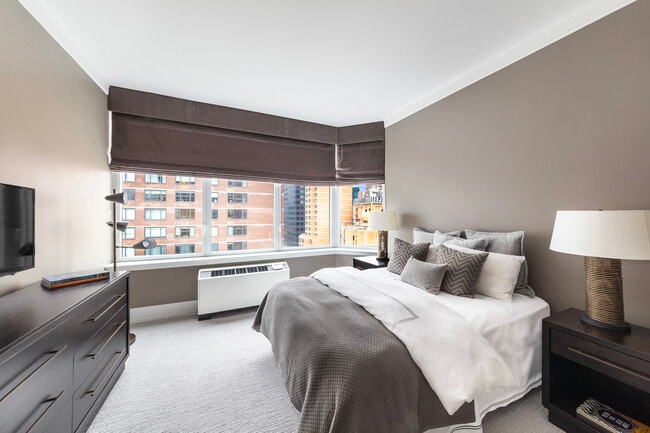 Building Photo - 300 E 55th St