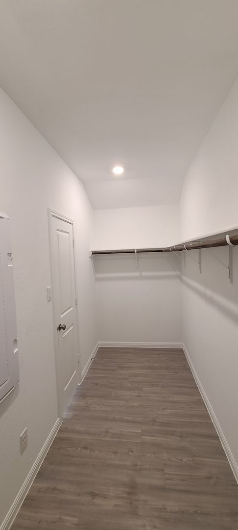 Building Photo - Luxury Vinyl Plank (No Carpet) /  Fridge I...