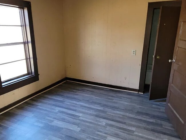 Building Photo - 2 Bedroom 1 Bathroom