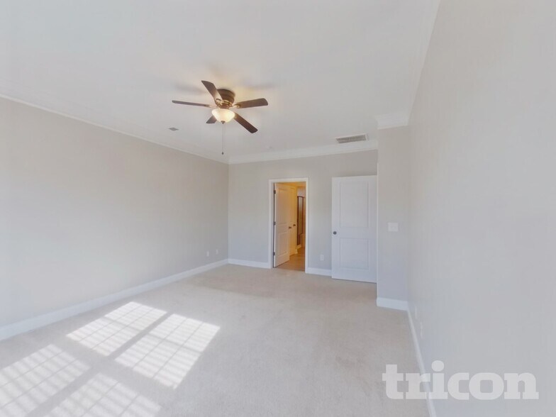 Building Photo - 910 Deepwood Ct