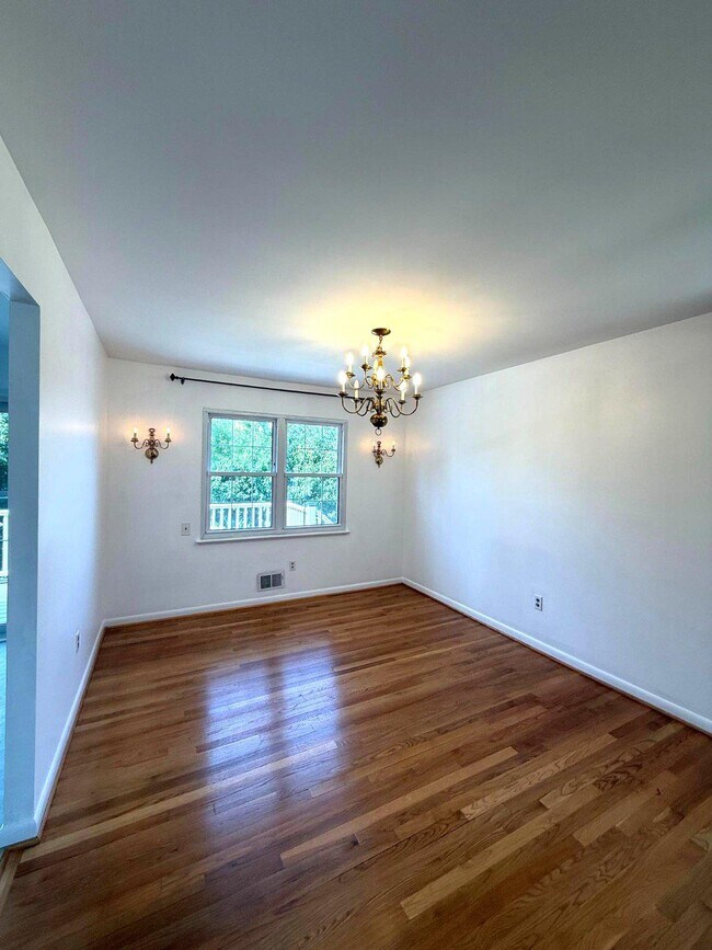Building Photo - 1234 Pleasant Valley Dr