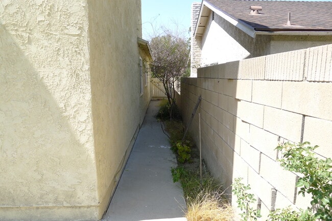 Building Photo - 2052 E Loraine St