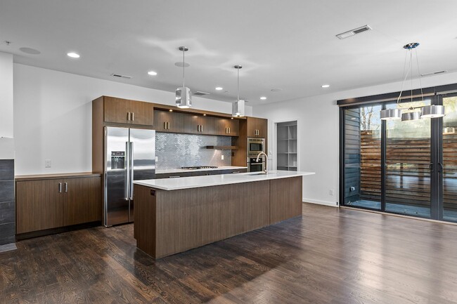 Building Photo - 203 S Marion St Pkwy