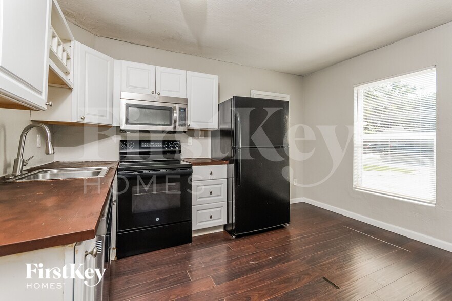Building Photo - 7706 Aviano Ave