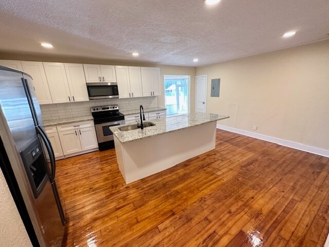 Building Photo - 2418 Crill Ave